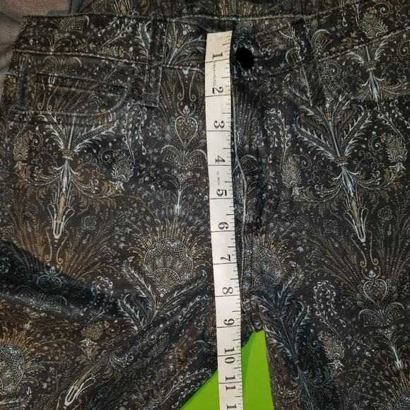 Joe's Skinny Jean with an intricate design - Picture 6 of 8